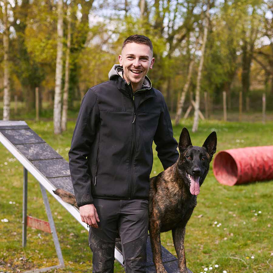 Antoine, éducateur canin et son chien